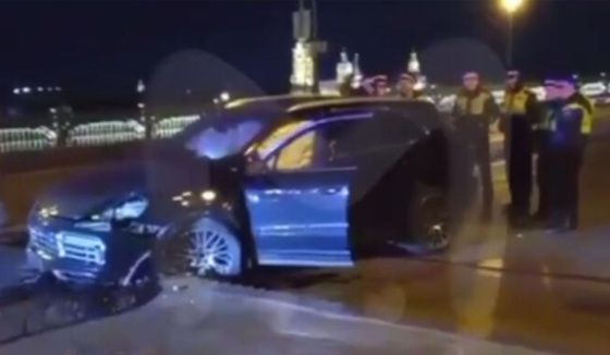 В Петербурге водитель на "Порше" пытался "проскочить" по разведенному мосту