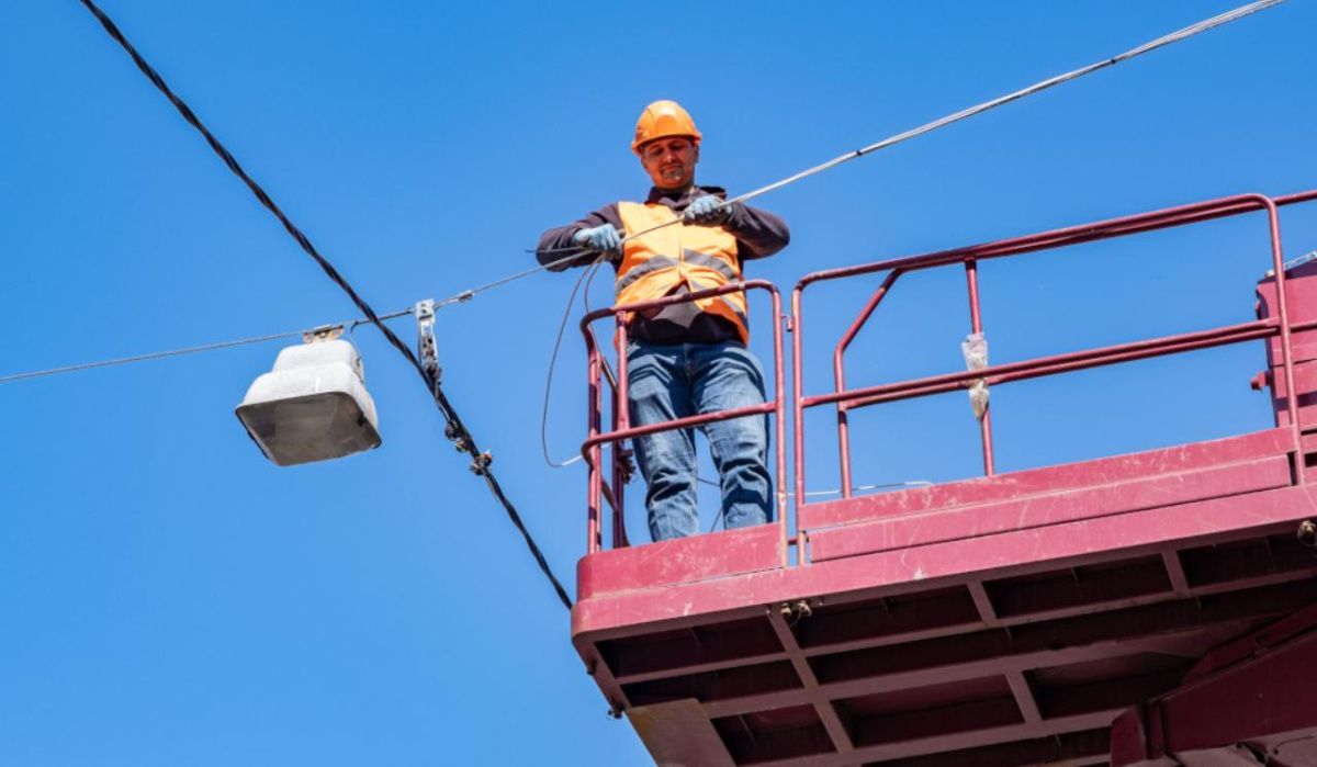В Центральном и Адмиралтейском районах проводится обновление воздушных линий  электропередач