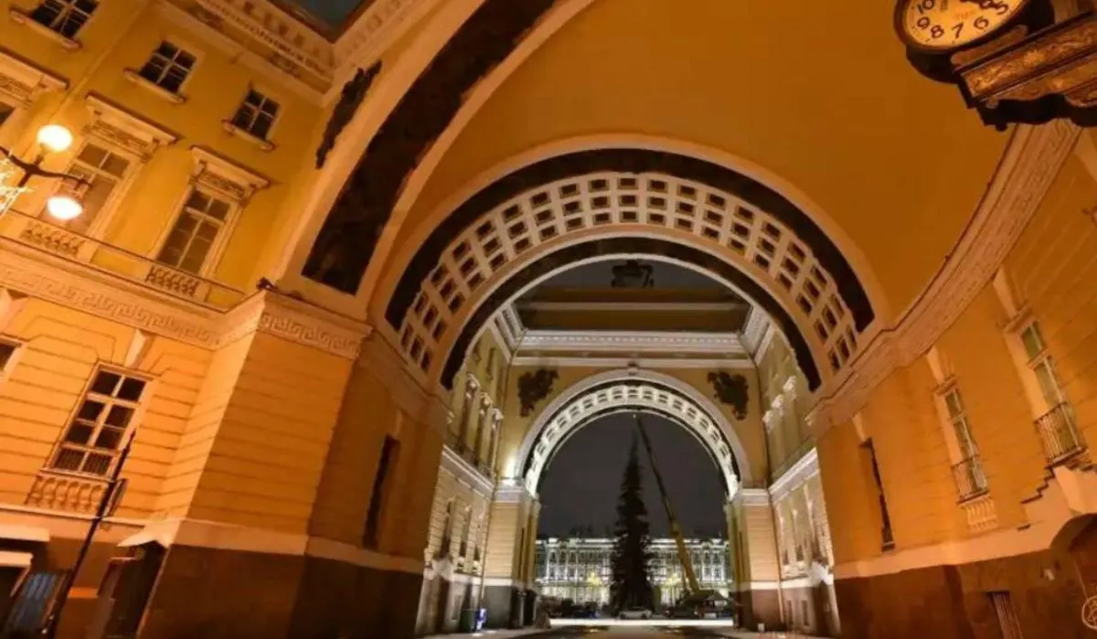 На Дворцовую площадь доставили главную "новогоднюю красавицу"