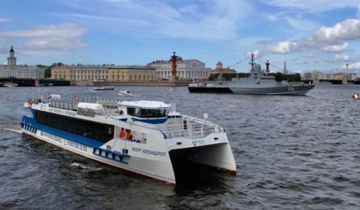 Новый современный скоростной катамаран начал курсировать из Петербурга в Кронштадт