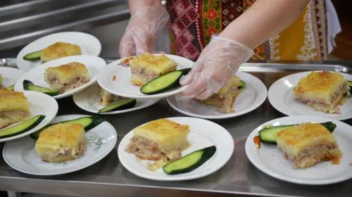 Беглову два года не удается ввести в регионе Единый стандарт питания для школ