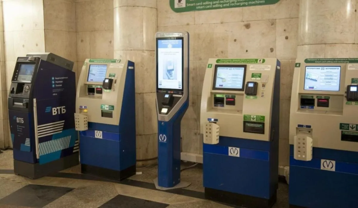 В Санкт-Петербурге станции метро оборудовали новыми автоматами по продаже и пополнению проездных билетов
