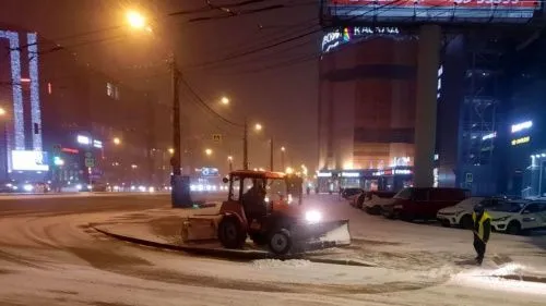 На улицы Петербурга вышло в два раза меньше обещанной Комблагом техники по уборке снега