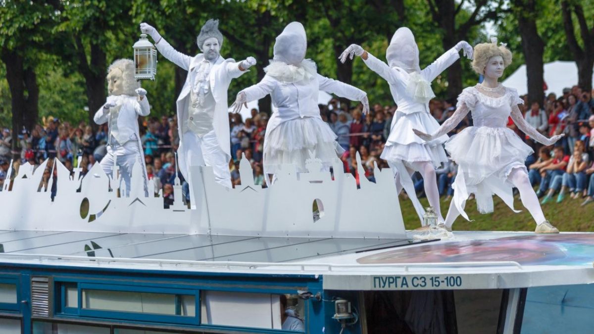 Грандиозный карнавал на воде вновь покажут питерцам