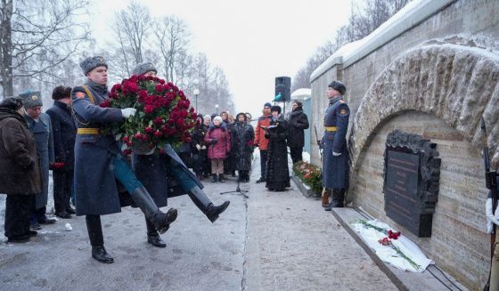 На Пискаревском кладбище открыли мемориальную плиту в память о геноциде ленинградцев