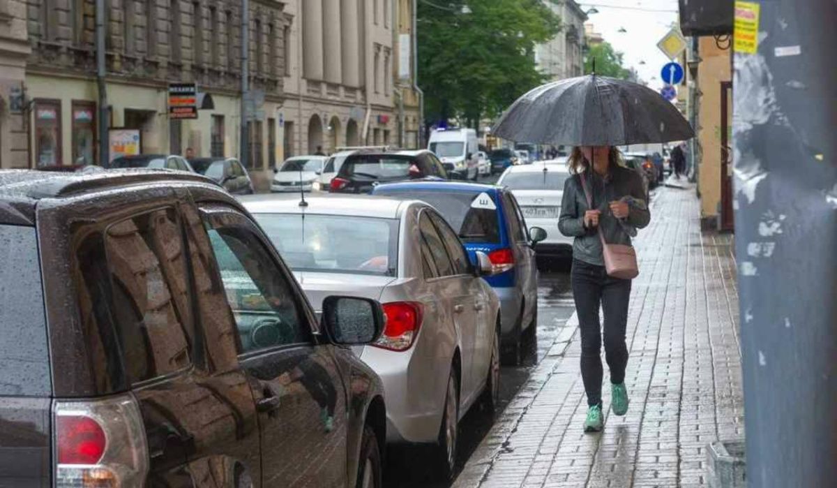 В Петербурге 73 бригады "Водоканала" начали дежурство из-за желтого уровня опасности
