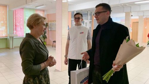 Молодогвардейцы поздравили учителей Петербурга с профессиональным праздником