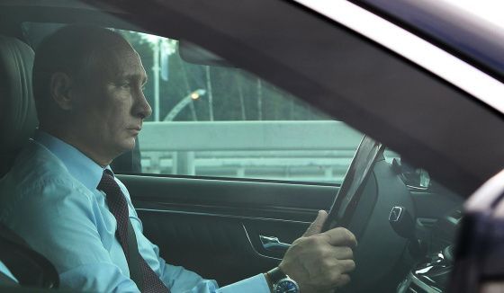 Дмитрий Песков: Путин лично управляет автомобилем в своей петербургской резиденции