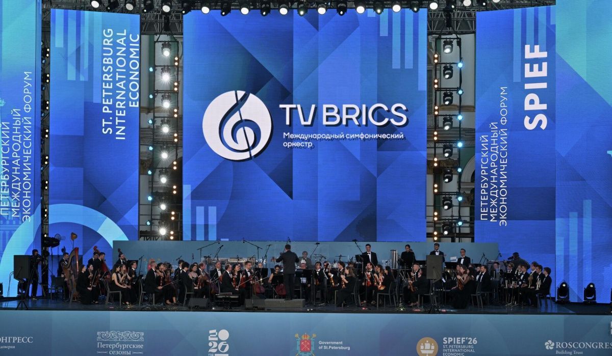 Оркестр TV BRICS дал концерт на Дворцовой площади в Петербурге