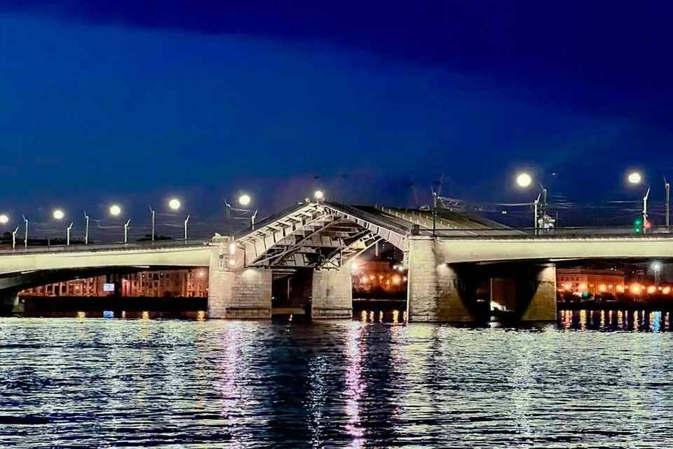 Почти миллиард рублей направят на замену асфальта и трамвайных путей на мосту Александра Невского