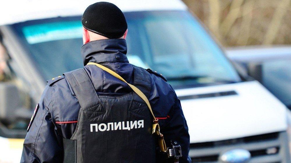 В Петербурге двое полицейских ограбили местного жителя