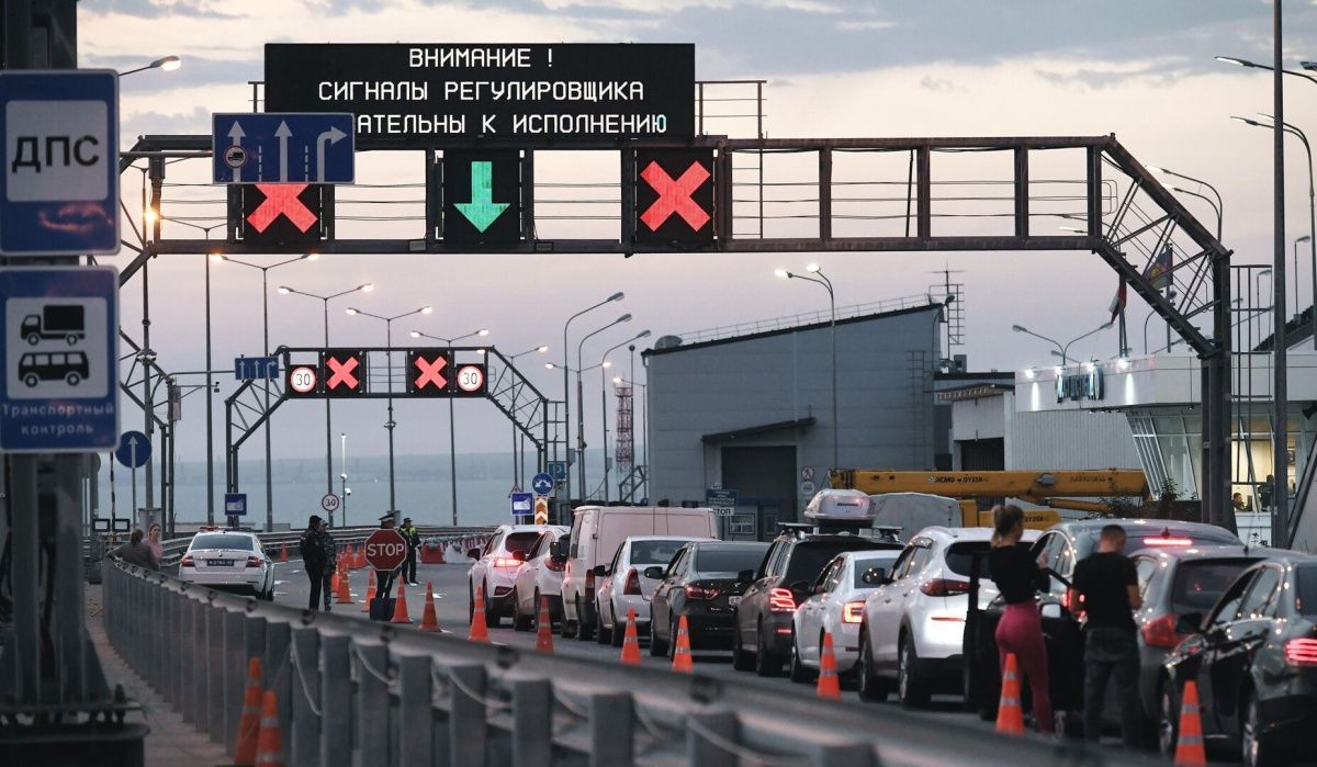 Небывалые очереди из машин собрались на Крымском мосту