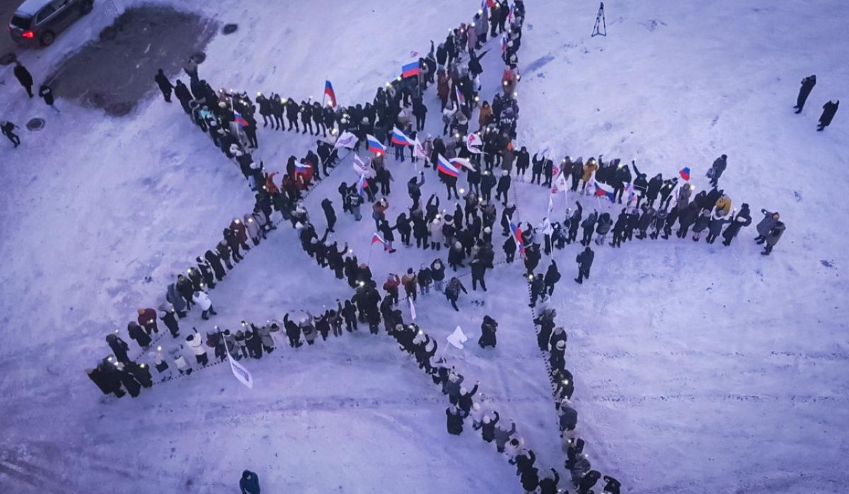 Молодогвардейцы Уфы организовали митинг-флешмоб в поддержку военнослужащих