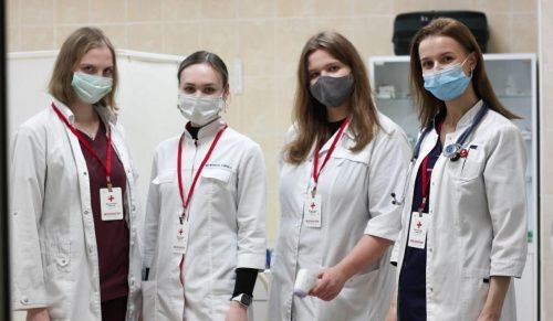 Смольный «маскирует» провалы в системе здравоохранения Петербурга при помощи волонтеров