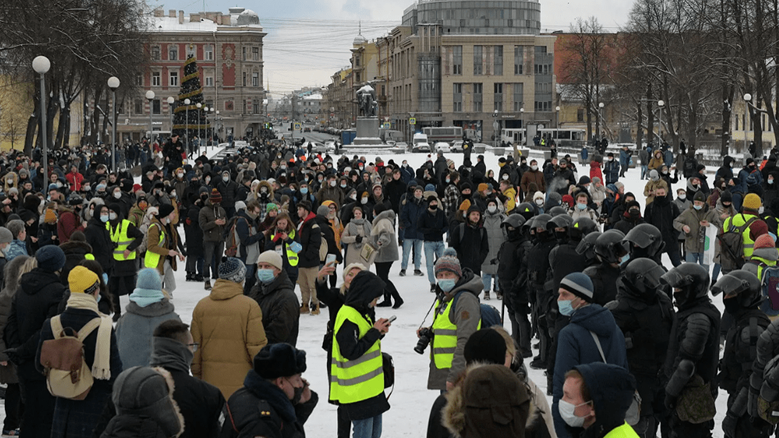 Участника акции в Петербурге заставят "подметать улицы"