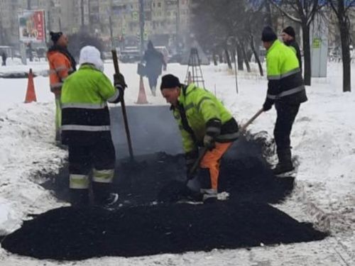 Петербургские чиновники клали асфальт на снег для отчета о реализации нацпроекта