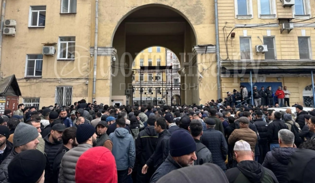 Силовики провели масштабный миграционный рейд на Сенном рынке Санкт-Петербурга