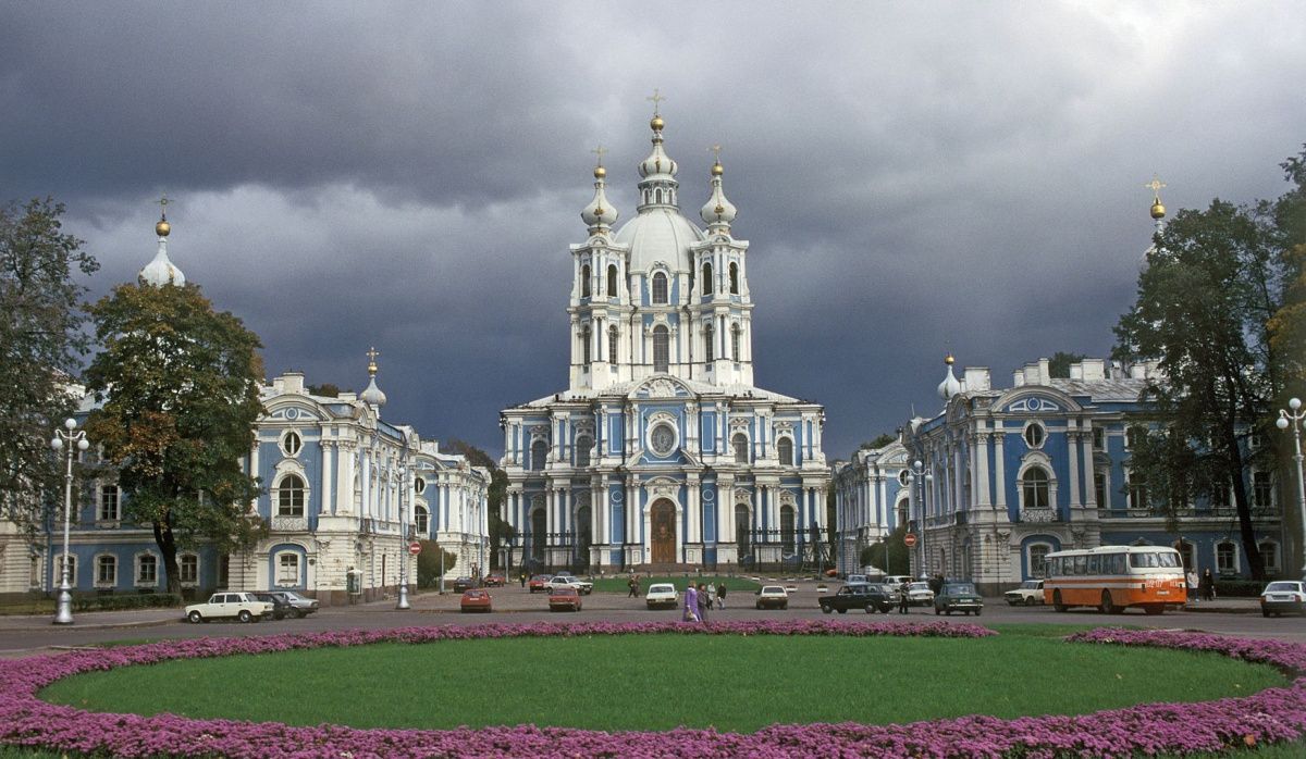 В Петербурге задержаны подростки за попытку проникновения на Смольный собор
