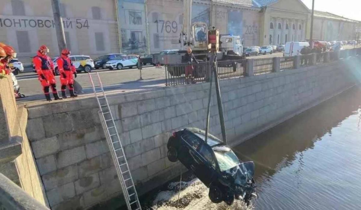 Легковой автомобиль упал в Обводный канал в Петербурге
