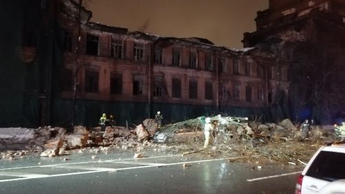 В Петербурге женщина пострадала при обрушении фасада «Красного треугольника»