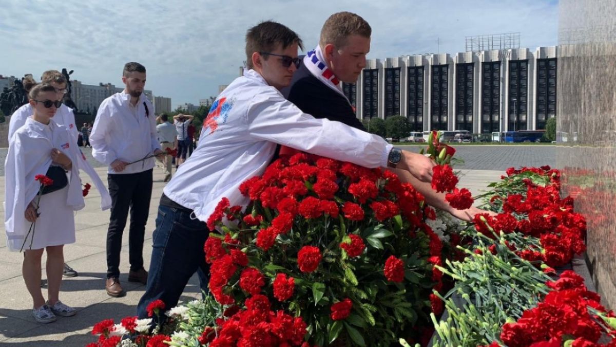 Молодогвардейцы Петербурга почтили память погибших в Великой Отечественной войне