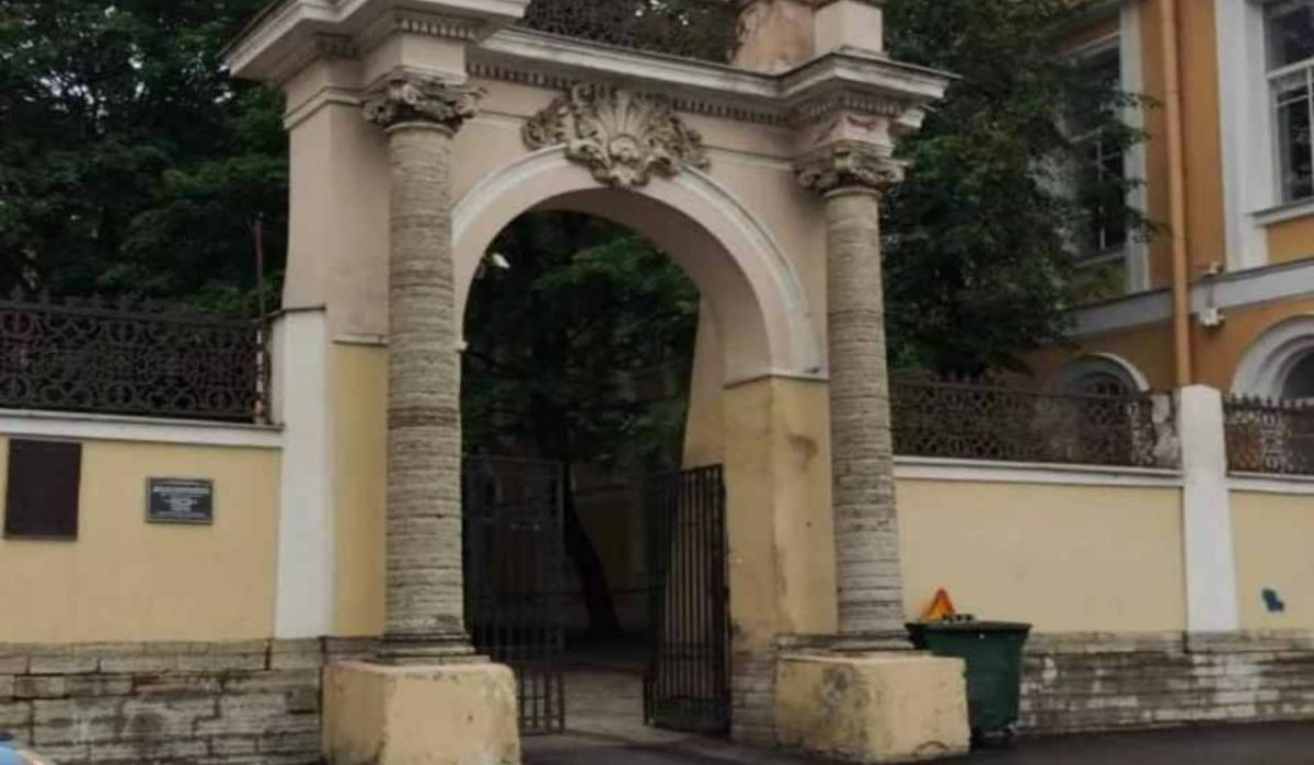 Реставрация ограды и арки с мраморными бюстами на Фонтанке начнется скоро