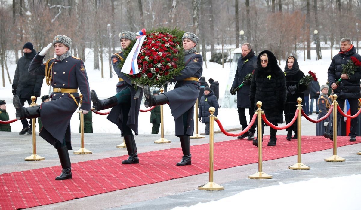 Матвиенко отдала дань памяти на Пискаревском кладбище в Петербурге