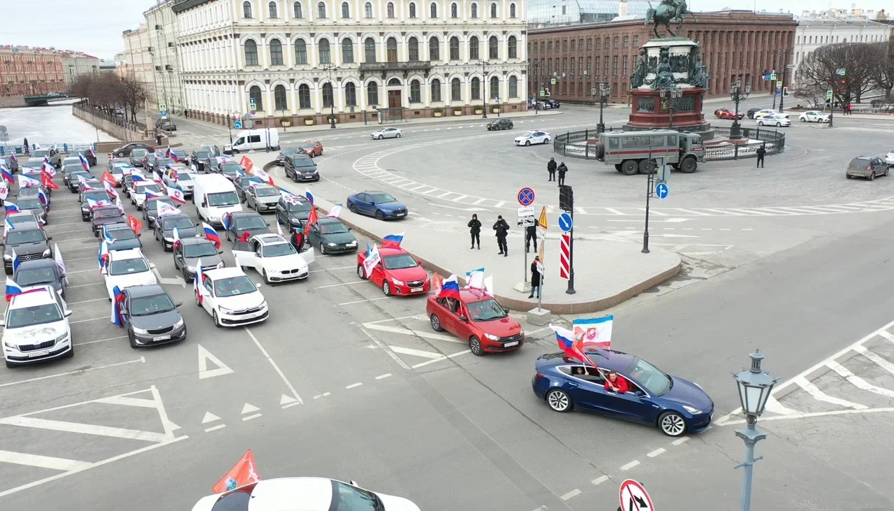 В Санкт-Петербурге прошел автопробег, приуроченный ко Дню воссоединения Крыма с Россией