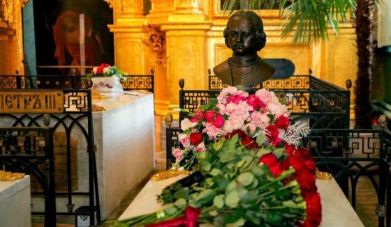 В Петербурге в день памяти Петра I возложили цветы к его могиле