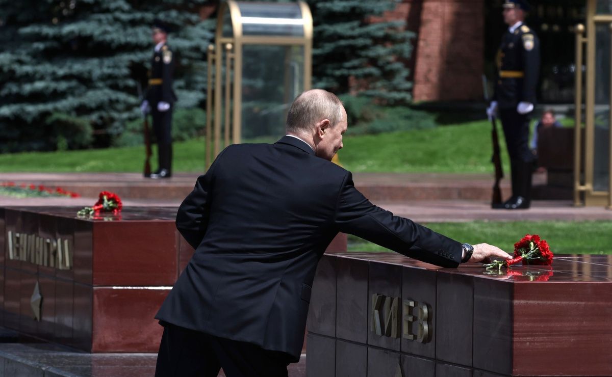 Путин почтил память защитников Родины, возложив цветы к Могиле Неизвестного Солдата