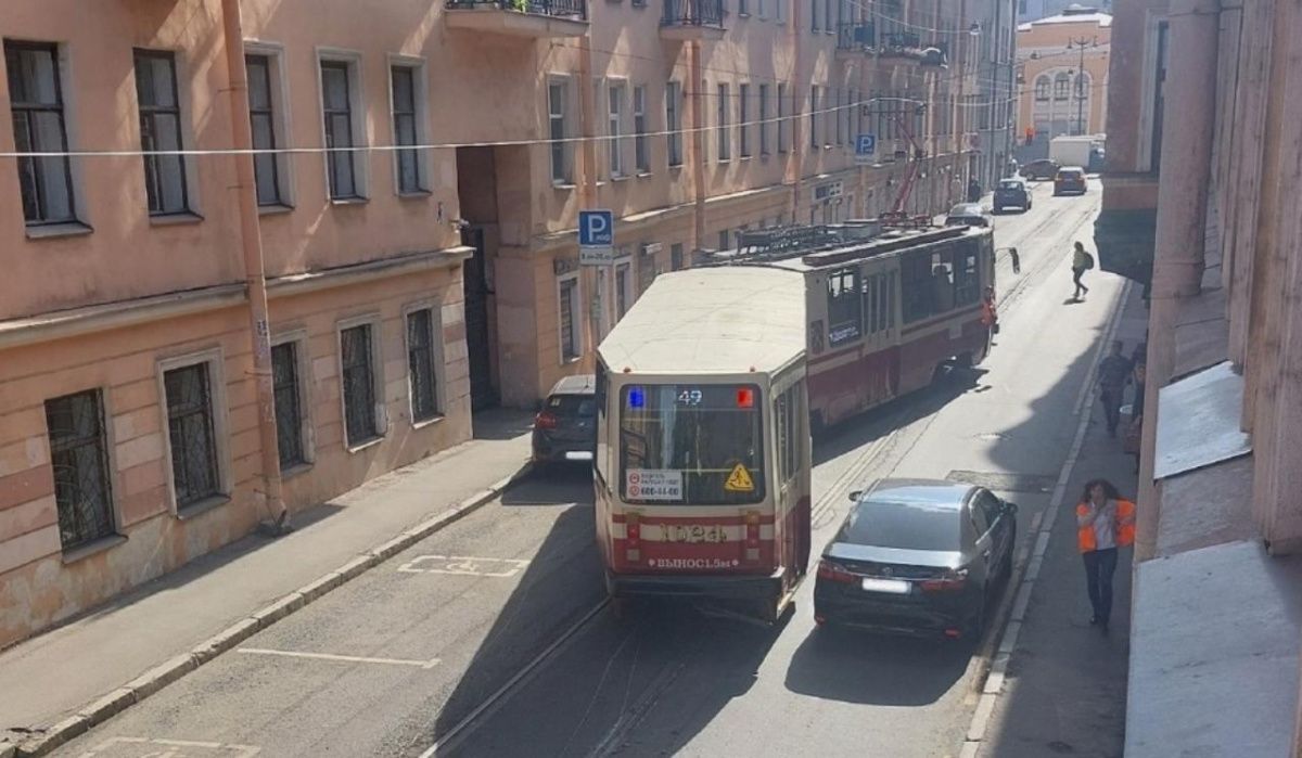 В Санкт-Петербурге трамвай сошёл с рельсов
