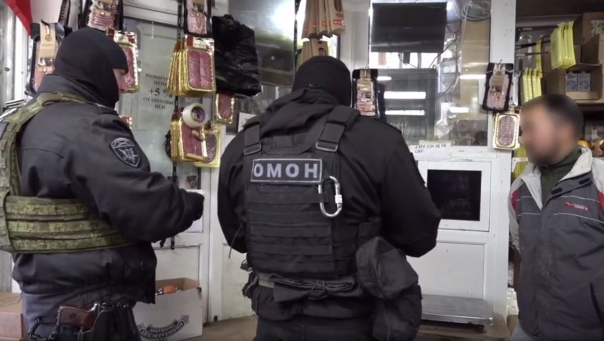 На крупных плодово-овощных базах Петербурга полиция проводит профилактические рейды