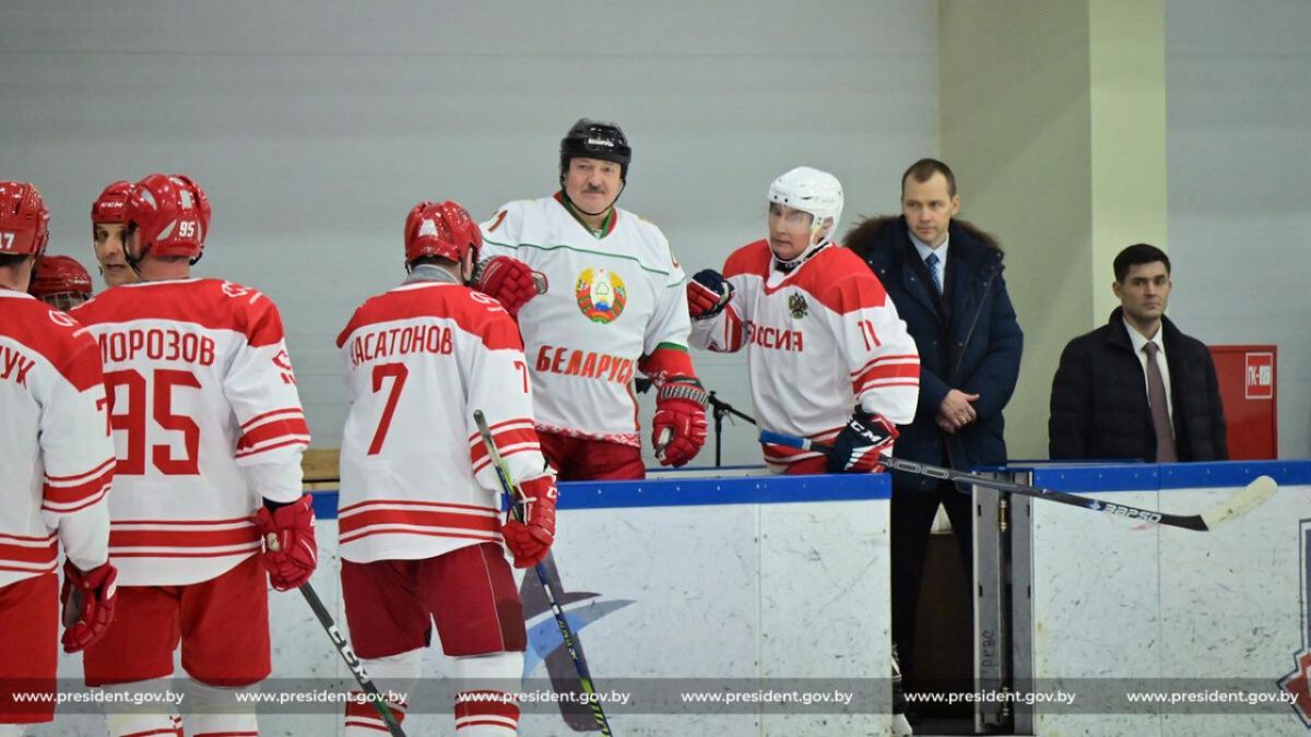 Путин и Лукашенко сыграли в хоккей в Петербурге