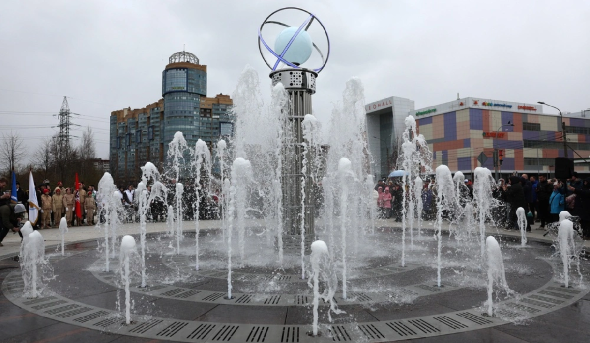 В Петербурге на аллее Чернобыльцев открылся новый фонтан с подсветкой