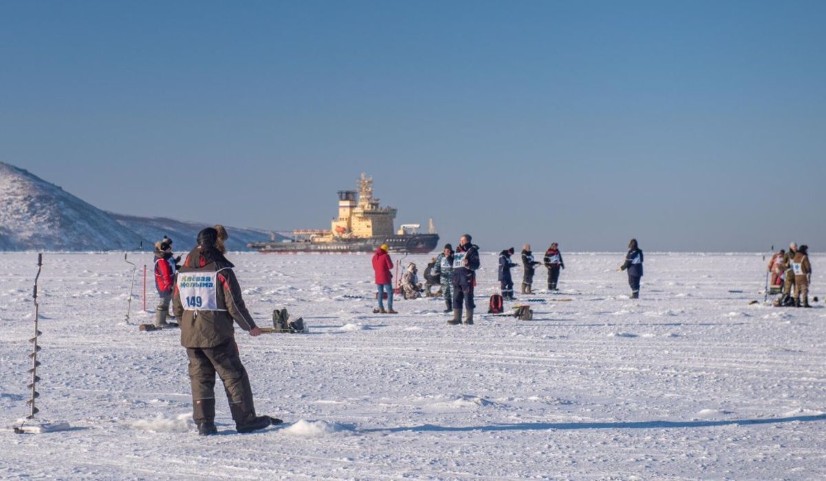 Спасены провалившиеся под лед рыбаки в Петербурге