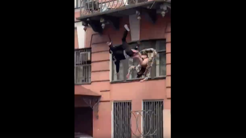 Мужчина выпал с балкона. Падение с балкона в Питере. Мужик на балконе.
