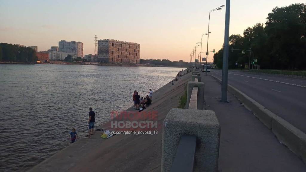 Петербуржцы отдыхали на берегу Невы рядом с утопленником