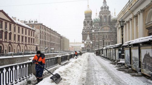 Смольный не обеспокоен жалобами петербуржцев на неубранный снег