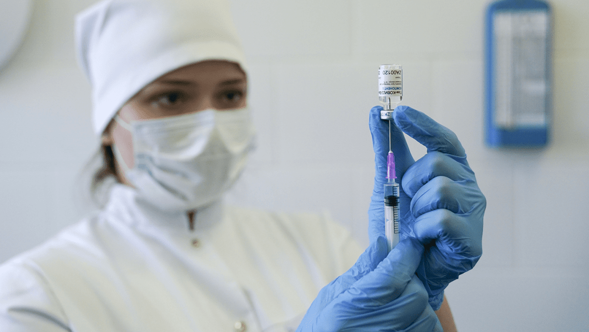 Вакцинацию от коронавируса в Петербурге прошли более 200 тыс. человек