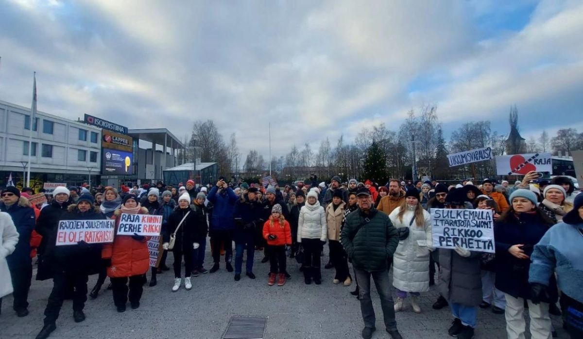 Десятки людей вышли на площадь в Лаппенранте с требованием открыть пограничные пункты на границе с Россией