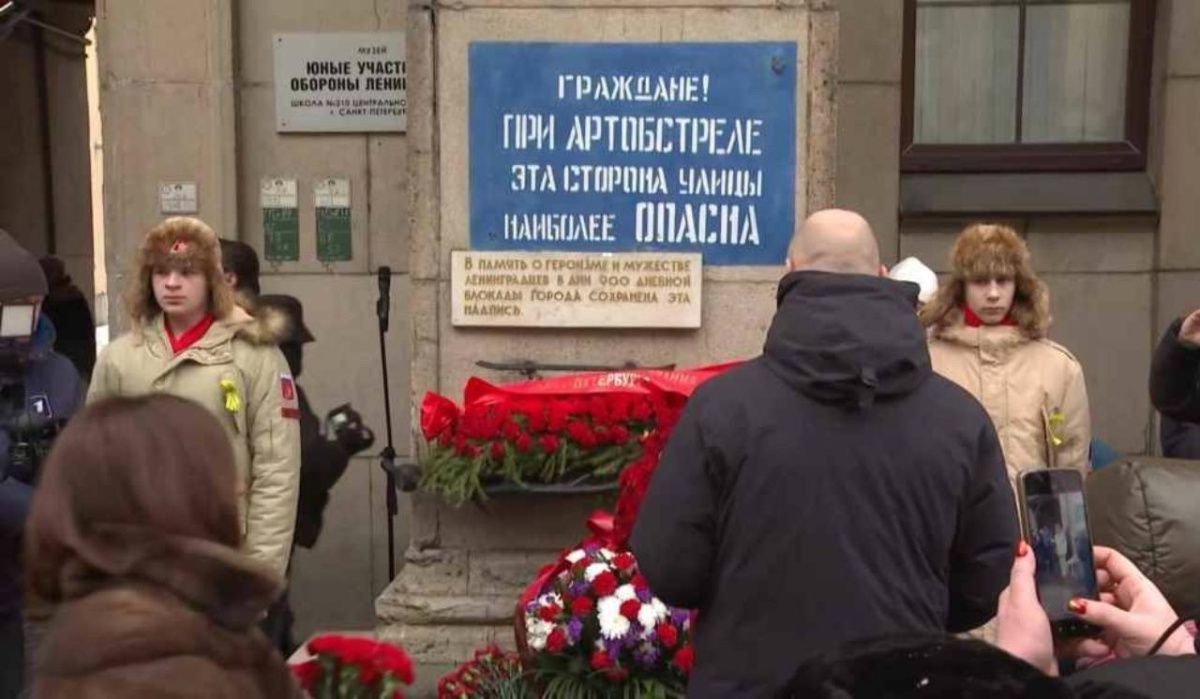 Цветы на Невском: дань памяти жителям блокадного Ленинграда