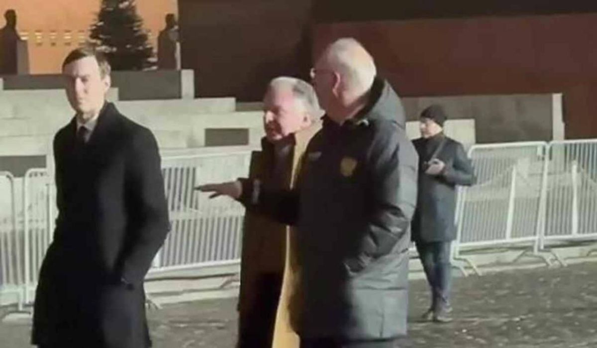 Куртка Дмитриева с прогулки с Уиткоффом и Кушнером стала хитом продаж