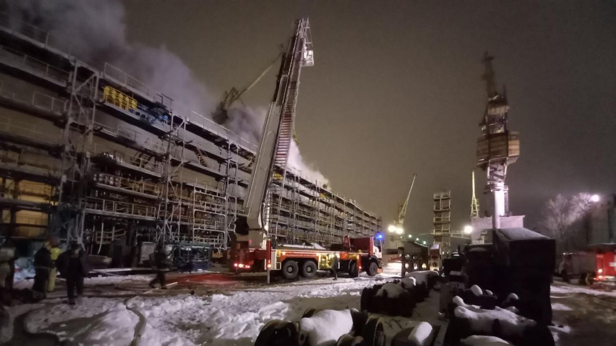 Названа предварительная причина пожара на корабле в Санкт-Петербурге