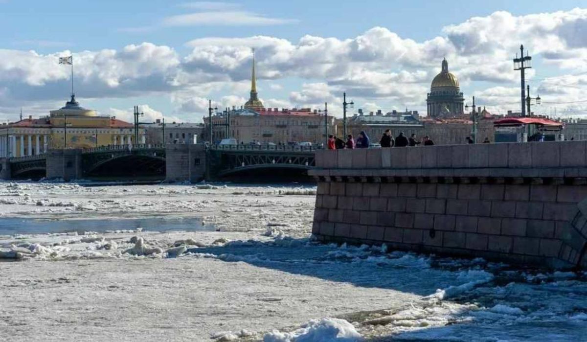 В Петербурге запустили прогулки по замерзшей Неве на специальных судах