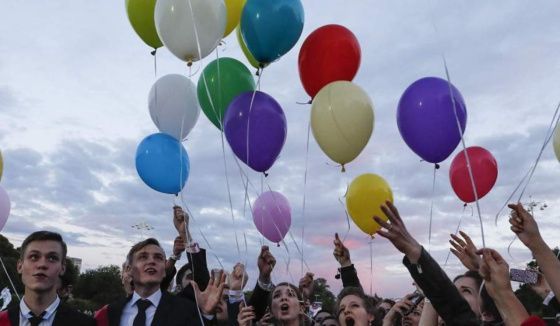 Петербуржцев попросили не запускать воздушные шары на выпускных