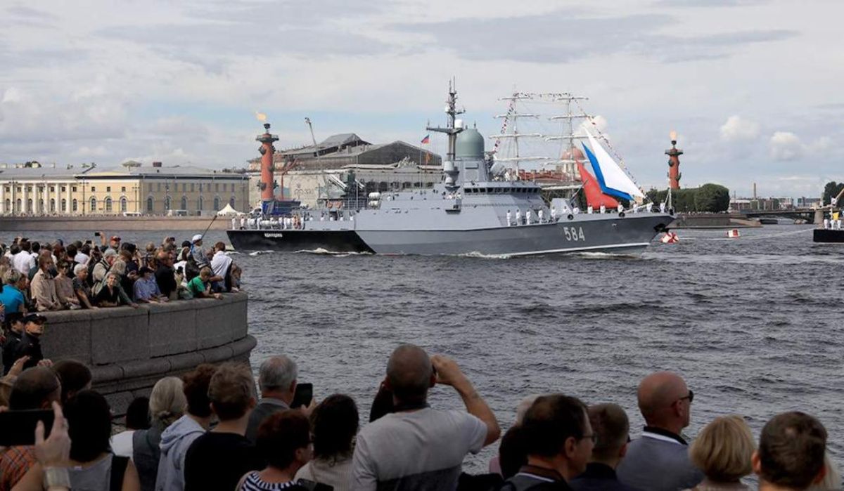 В Питере завершился Главный военно-морской парад - впереди салют