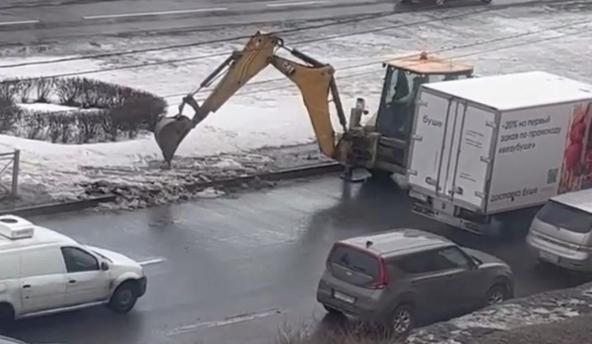 В Петербурге коммунальщики придумали новый способ борьбы со льдом
