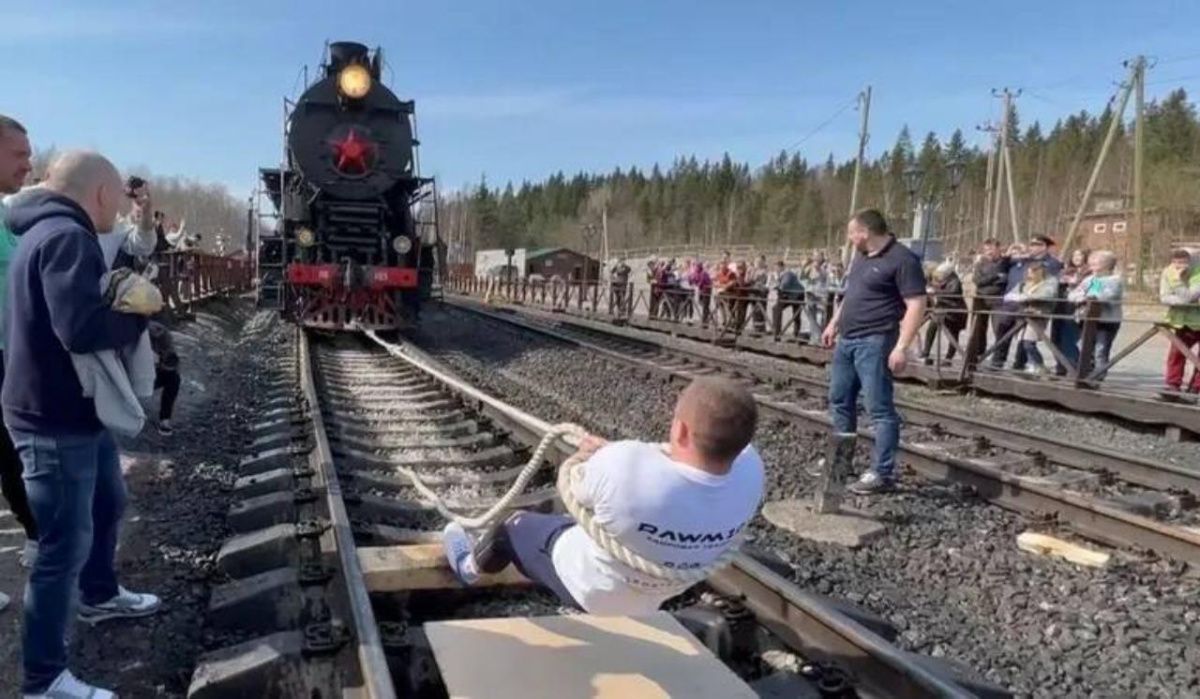 Петербургский атлет сдвинул с места 120-тонный ретропоезд