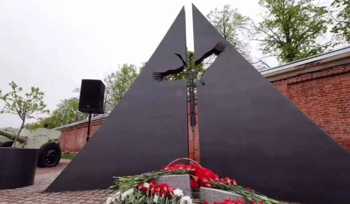 В Кронштадте открыли мемориал "Свеча памяти"