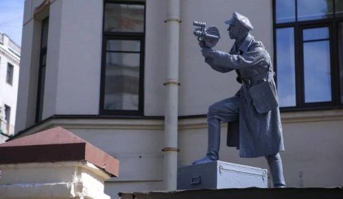 Памятник фронтовому кинооператору установили в Петербурге
